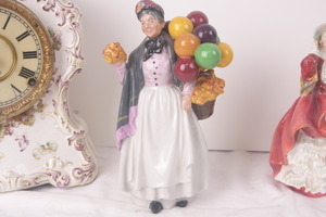 로얄 돌턴 피겨린 &quot;Biddy Pennyfarthing&quot;  Royal Doulton Figurine &quot;Biddy Pennyfarthing&quot; circa 1940