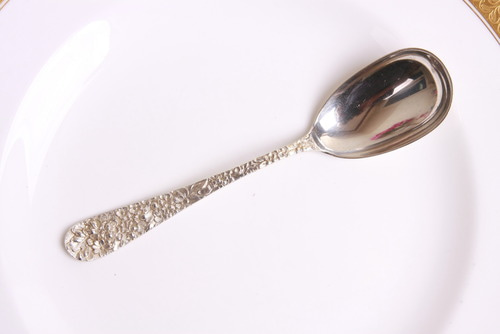 스타이프 스털링 실버 &quot;로즈&quot; 페턴 Repousse (핸들에 앞면 문양) 슈거 서빙 스픈 Stieff Sterling Silver &quot;Rose&quot; Pattern Repousse Sugar Serving Spoon circa 1900 - 1920