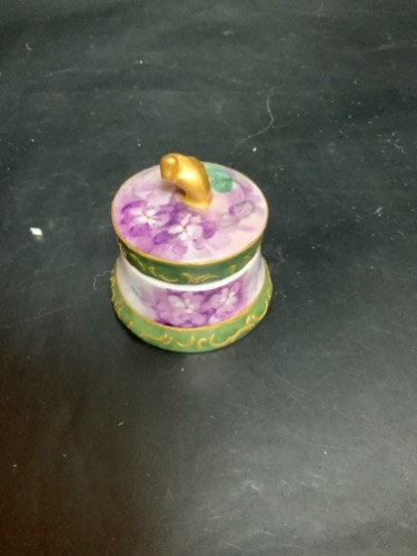 Tressemanes &amp; Vogt 핸드페인트 빅토리언 드레서 크림 잘 Tressemanes &amp; Vogt Hand Painted Victorian Dresser Creme Jar circa 1890