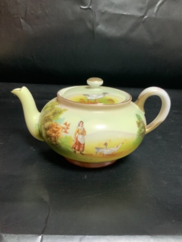 로얄 바이로이트 핸드페인트 개인 티팟 - 여인과 오리 Royal Bayreuth Hand Painted Individual Teapot - Woman w/ Ducks