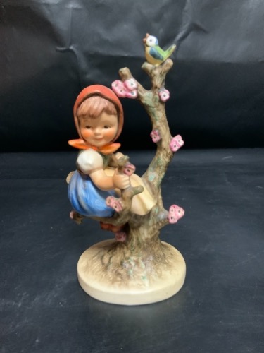 헴멜 &quot;Apple Tree Girl&quot; 피겨린  Hummel &quot;Apple Tree Girl&quot; Figurine TMK-3 1960 - 1972