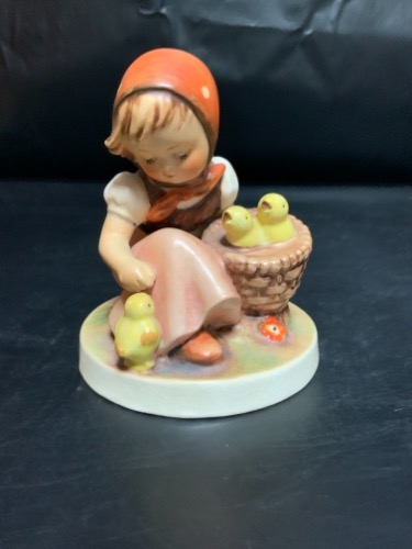 헴멜 &quot;Chick Girl&quot;  피겨린 Hummel &quot;Chick Girl&quot; Figurine (TMK-3) 1960 - 1972