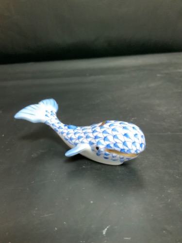 Herend 그물 모양 핸드페이트 아기 고래 조각(# 15464) 1999 / Herend Hand Painted Fishnet Baby Whale # 15464 dtd 2001