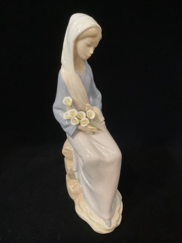 야드로 #4972 소녀 W/릴리 피겨린 Lladro #4972 Girl w/ Lillies Figurine