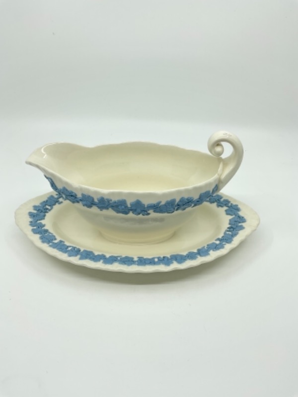 Wedgwood Lavender on Ivory Queensware Gravy Boat circa 1965 - AS IS ONLY