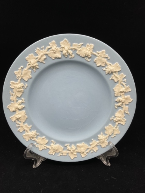 웨지우드 퀸즈웨어 아이보리 온 라벤더 브래드 플레이트-있는 그대로-크레이징-Wedgwood Queensware Ivory on Lavender Bread Plate circa 1970