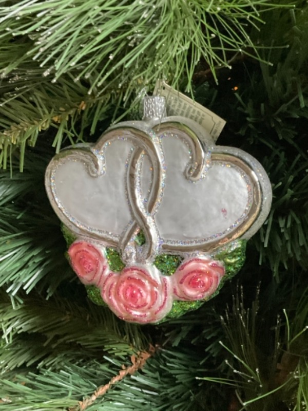 올드 월드 핸드 블로운 / 핸드페인트 &quot;Entwined Hearts&quot; 크리스마스 트리 장식. 2008 Old World Christmas Hand Blown / Painted &quot;Entwined Hearts&quot; Christmas Tree Ornament