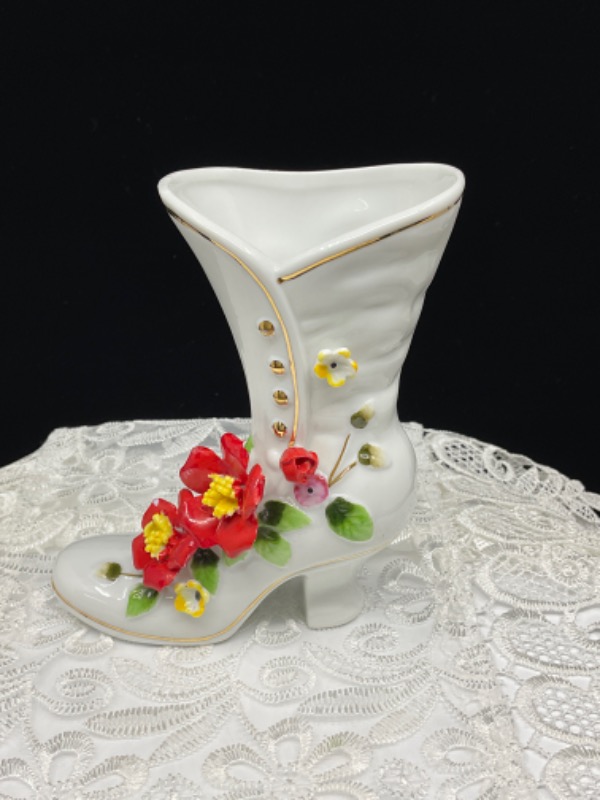 로얄 크라운 (Arnart) 도자기 부츠 W/ 적용된 플라워 Royal Crown (Arnart) Porcelain Shoe w/ Applied Flowers