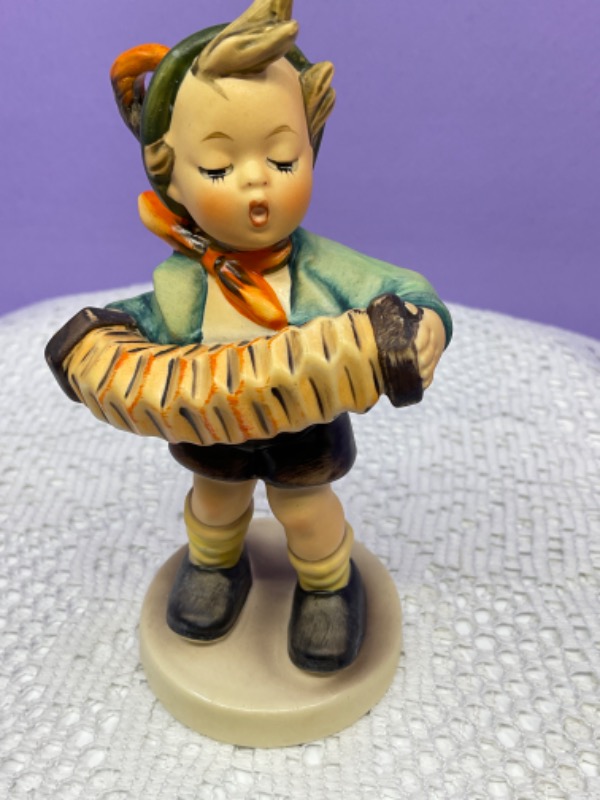 헴멜 &quot;Accordion Boy&quot; 피겨린 Hummel Accordion Boy Figurine circa 1960