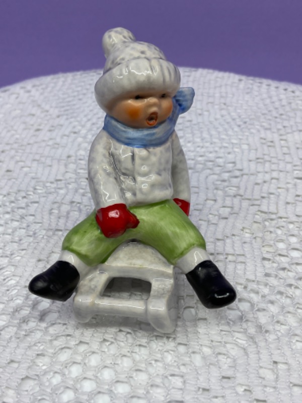 헴멜 &quot;Boy on Sled&quot; 피겨린 Hummel Boy on Sled Figurine circa 1980