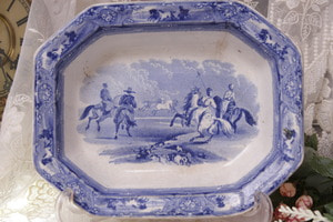 Shaw&#039;s 연한 블루 트렌스퍼웨어 &quot;Peruvian Horse Hunt&quot; 육각형 볼  Shaw&#039;s Light Blue Transferware &quot;Peruvian Horse Hunt&quot; Octogan Bowl dated 1850 - AS IS