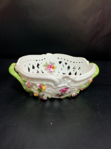 로얄 비엔나 투각 볼 W/적용된 핸들과 꽃 Royal Vienna Reticulated Bowl w/ Applied Handles and Flowers circa 1900