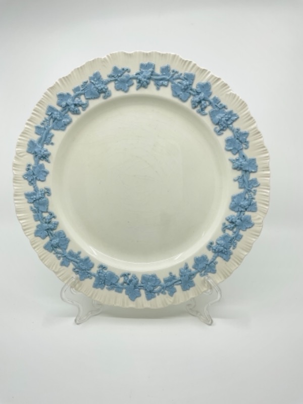 웨지우드 라벤더 온 아이보리 에그쉘 림 퀸즈웨어 디너 플레이트-있는 그대로-(크레이징) Wedgwood Lavender on Ivory Eggshell Rim Queensware Dinner Plate circa 1960 - AS IS